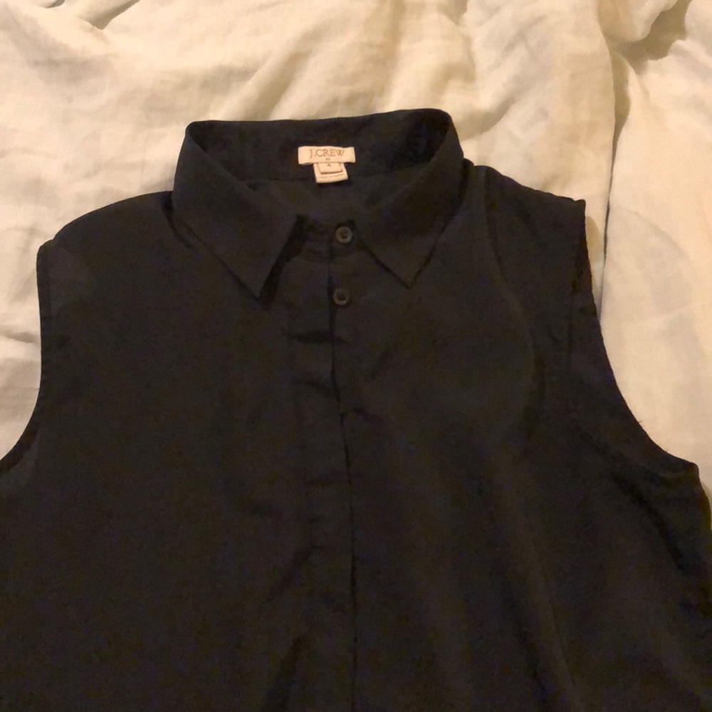 Black sleeveless collared shirt